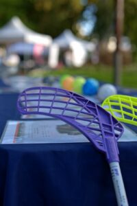 Gros plan d'une palette violette de Floorball posée sur le rebord d'une table lors d'un événement festif.